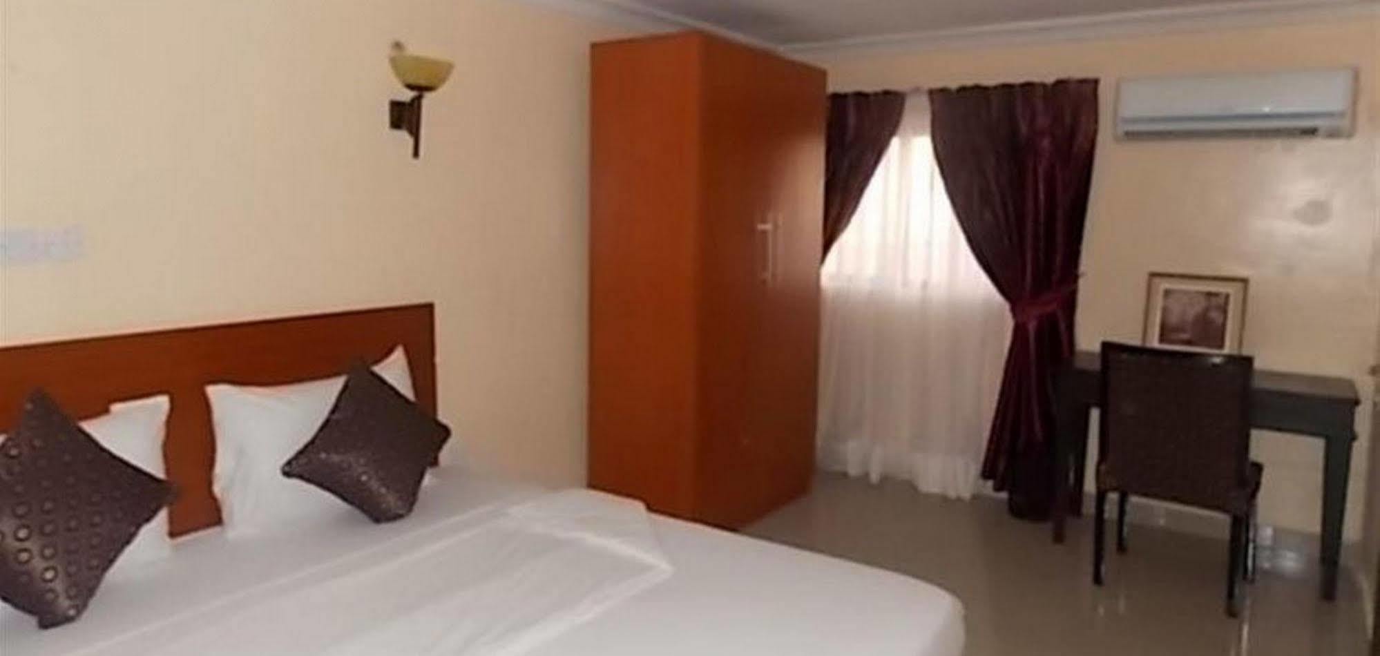 Crown Cottage Hotel Ikeja Zewnętrze zdjęcie