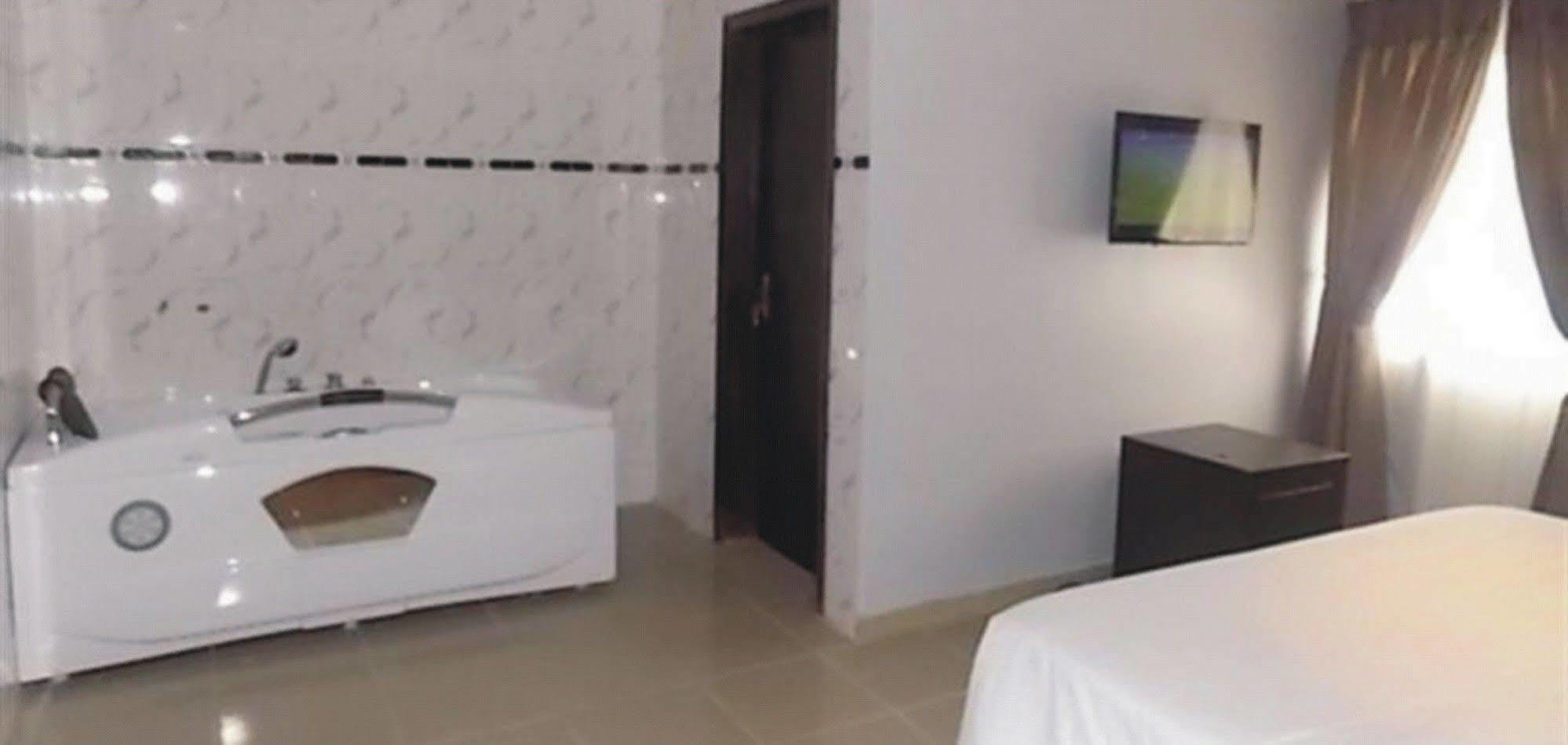 Crown Cottage Hotel Ikeja Zewnętrze zdjęcie