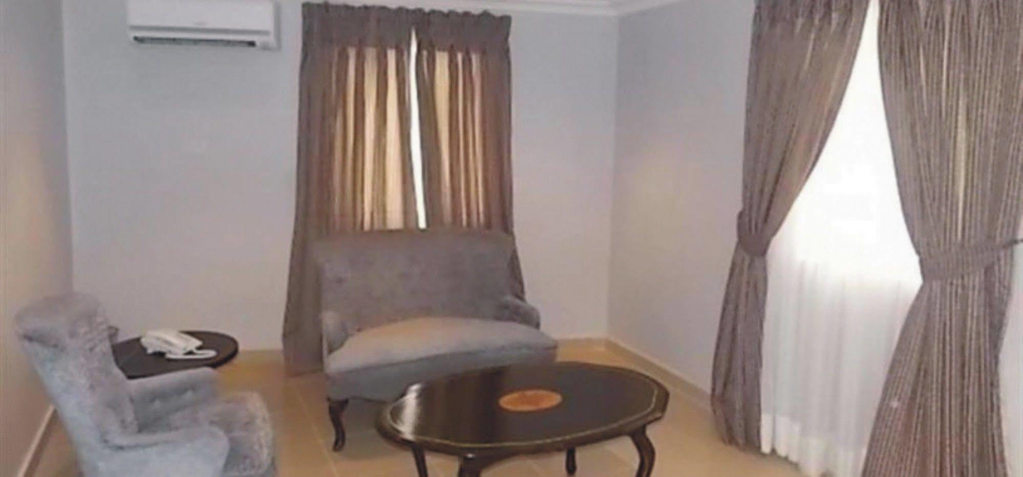 Crown Cottage Hotel Ikeja Zewnętrze zdjęcie