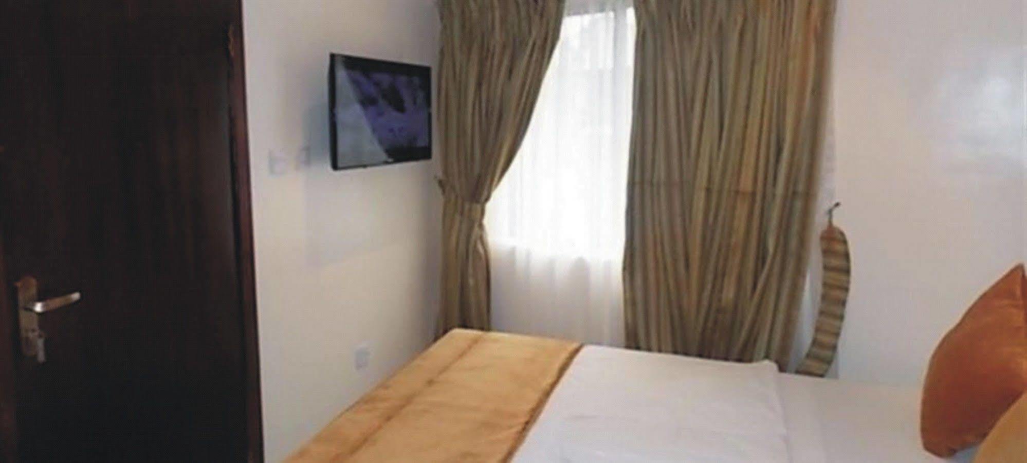 Crown Cottage Hotel Ikeja Zewnętrze zdjęcie