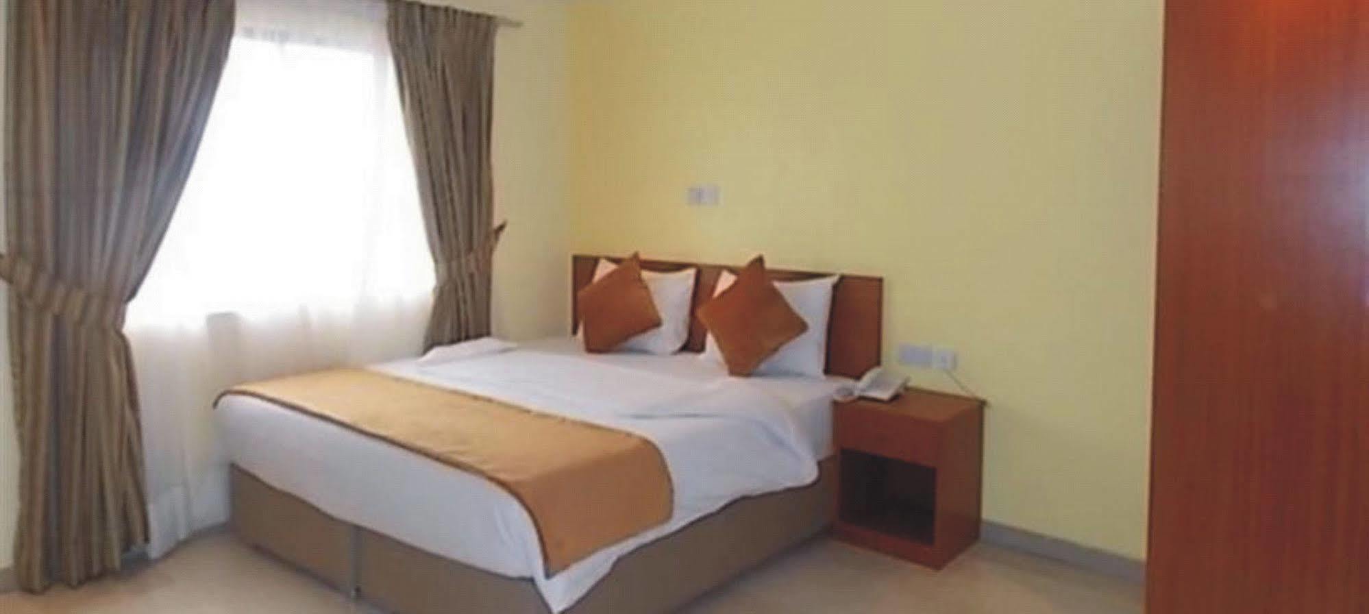 Crown Cottage Hotel Ikeja Zewnętrze zdjęcie